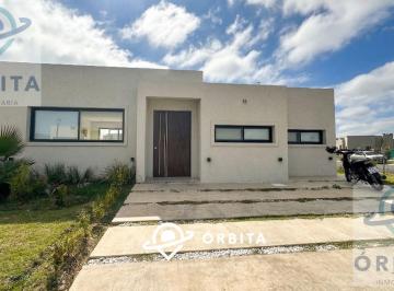 Casa · 150m² · 6 Ambientes · 2 Cocheras · Casa en Venta en Barrio Santa Elisa, Pilar del Este