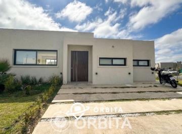 Casa · 150m² · 6 Ambientes · 2 Cocheras · Casa en Venta en Barrio Santa Elisa, Pilar del Este
