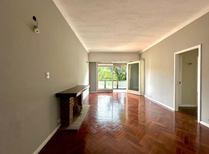 Departamento de 3 Ambientes Ubicado en Pleno Centro Comercial de Villa del Parque, Contrafrente con