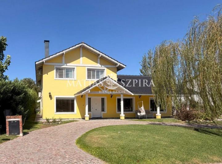 Casa · 270m² · 7 Ambientes · 2 Cocheras