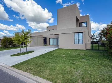 Casa · 226m² · 6 Ambientes · 2 Cocheras · Venta - Casa 3 Dorm. en Barrio Cerrado Vida - Funes