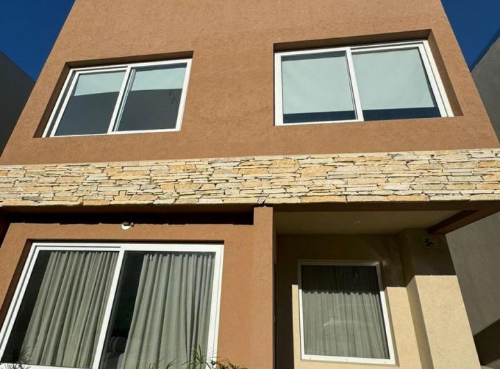 Casa · 185m² · 5 Ambientes · 2 Cocheras