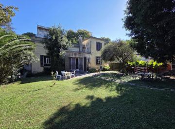 Casa · 246m² · 6 Ambientes · 1 Cochera · Casa Para Actualizar Sobre Gran Terreno en Olivos
