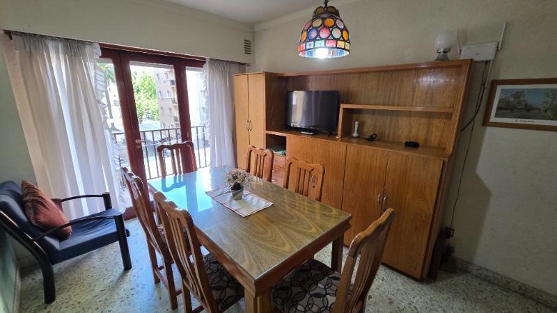 Dos ambientes contrafrente con balcón saliente