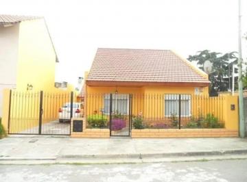 Casa · 235m² · 4 Ambientes · 1 Cochera · Casa en Venta - 3 Dorm. 2 Baños - Cochera - 325 m² - Sierra Chica