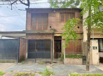 Casa de 4 ambientes, Moreno · Casa en Venta en Moreno en Esquina a Refaccionar con Garage