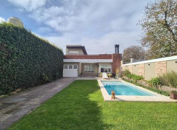 Casa · 180m² · 4 Ambientes · 1 Cochera · Casa de 4 Ambientes con Pileta Climatizada
