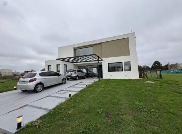 Casa de 5 ambientes, Presidente Perón · Casa 5 Ambientes en Alquiler - Barrio La Alameda - a Estrenar