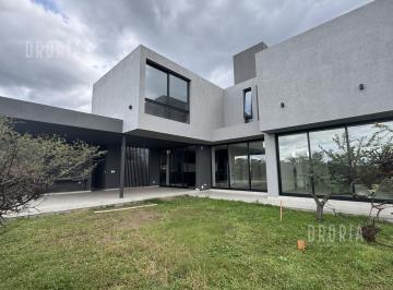 Casa · 1000m² · 8 Ambientes · 2 Cocheras · Casa a La Venta en La Pankana