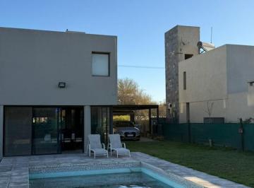 Casa · 200m² · 5 Ambientes · 2 Cocheras · Casa en Rio Ceballos