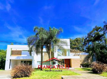 Casa · 1500m² · 8 Ambientes · 6 Cocheras · Venta de Casa con 8 Ambientes en Country San Diego Moreno