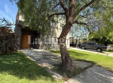 Casa · 213m² · 5 Ambientes · 1 Cochera · Casa en Venta en Santa Clara, Villanueva, Tigre