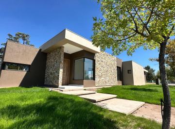 Casa de 5 ambientes, Luzuriaga · Venta Hermosa Casa a Estrenar en Barrio Privado Yrigoyen
