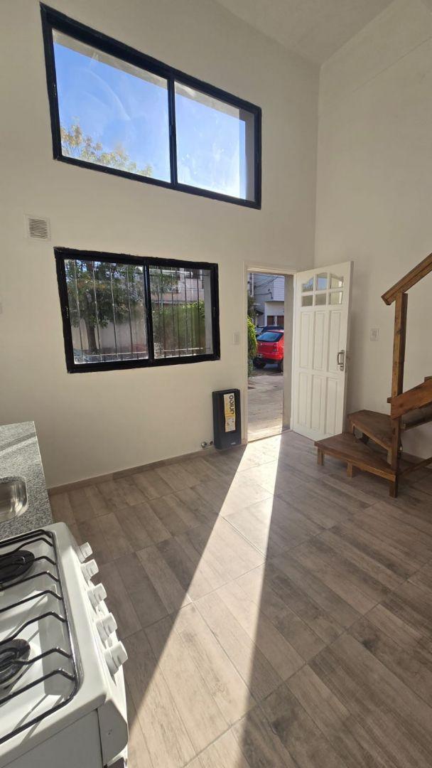 Dúplex 2 amb, 35m² con patio y doble altura — San José