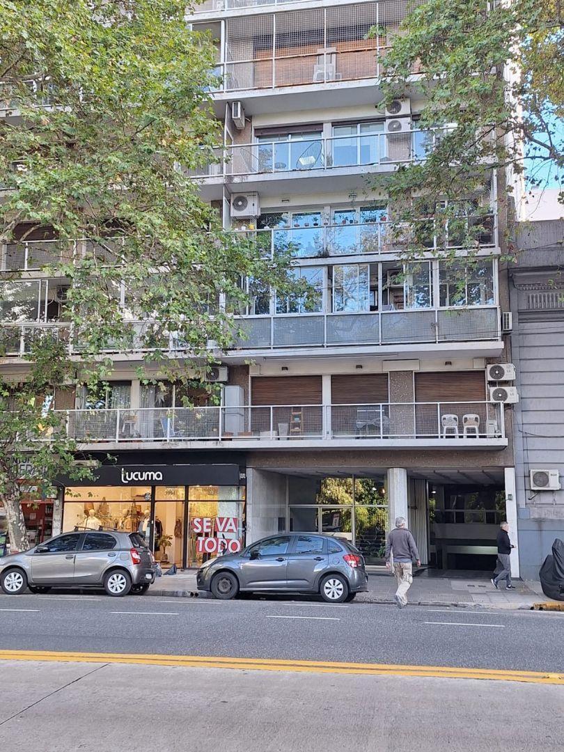 Av SANTA FE 3996. Entre Gurruchaga y Armenia