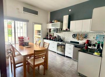 Casa · 191m² · 8 Ambientes · 2 Cocheras · Alquiler Casa La Lonja 6 Ambientes con Pileta