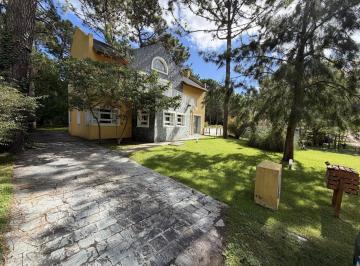 Casa · 180m² · 4 Ambientes · Casa en Venta - Golf Carilo - Piscina