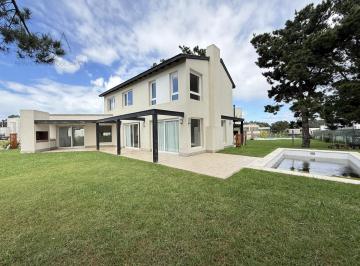 Casa · 220m² · 4 Ambientes · 1 Cochera · Casa en Venta en Rumencó Joven