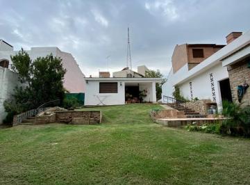 Casa · 200m² · 5 Ambientes · 1 Cochera · En Alquiler! Casa de 4 Dorm / 3 Baños / Cochera / Cerro de Las Rosas