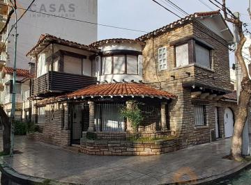 Casa · 236m² · 4 Ambientes · 1 Cochera · Casa - Plaza Mitre