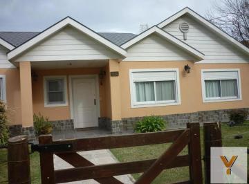 Casa · 224m² · 4 Ambientes · Casa en Venta - 3 Dorm. 3 Baños - Presidente Perón
