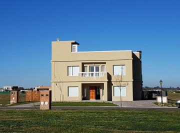 Casa · 262m² · 5 Ambientes · 2 Cocheras · Casa en Venta - 4 Dorm. 4 Baños - Cocheras - 850 m² - Escobar