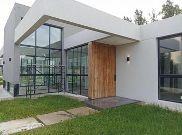 Casa · 200m² · 5 Ambientes · Casa en Venta - 3 Dorm. 3 Baños - Canning