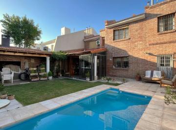 Casa · 255m² · 8 Ambientes · 2 Cocheras · Casa de 5 Dorm. con Quincho, Pileta y Potencial Para Estudio Profesional en Alto Dorrego