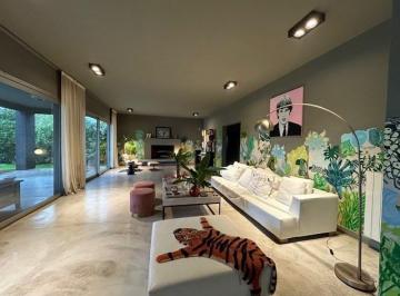 Casa · 375m² · 8 Ambientes · 2 Cocheras · Casa en Venta en Santa Barbara, Tigre, G. B. a. Zona Norte