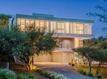 Casa · 650m² · 7 Ambientes · 3 Cocheras · Casa en La Pankana con Pileta, de Diseño y Excelente Ubicación