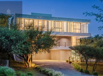Casa · 650m² · 7 Ambientes · 3 Cocheras · Casa en La Pankana con Pileta, de Diseño y Excelente Ubicación