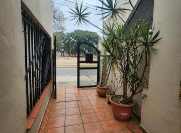Casa · 140m² · 3 Ambientes · 2 Cocheras · Retasada! Casa Al Frente Cochera Doble No PH