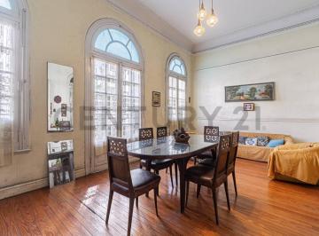 PH · 136m² · 4 Ambientes · PH de Estilo con Techos Altos y Gran Terraza Propia - El Corazón de Villa Luro