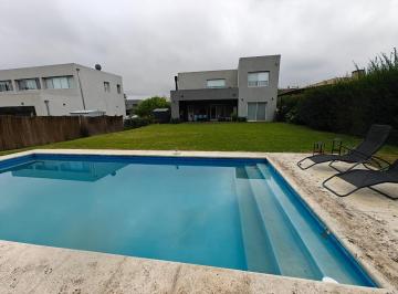 Casa · 165m² · 5 Ambientes · 4 Cocheras · Casa con Pileta en Santa Guadalupe