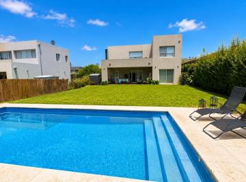 Casa · 165m² · 5 Ambientes · 4 Cocheras · Casa con Pileta en Santa Guadalupe