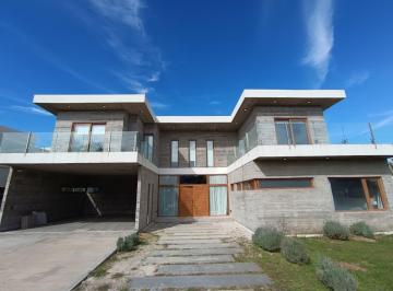 Casa · 368m² · 8 Ambientes · 2 Cocheras · Casa en Venta en Costa Esmeralda, Barrio Ecuestre con Fondo a La Laguna