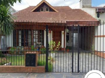 Casa · 225m² · 3 Ambientes · 2 Cocheras · Gran Casa 4 Ambientes C/pileta Mas 1er Piso Independiente
