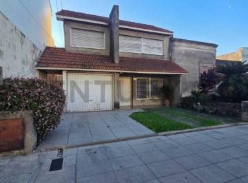 Casa · 123m² · 4 Ambientes · 1 Cochera · Venta Casa en Dos Plantas - 3 Dorm. en Remedios de Escalada