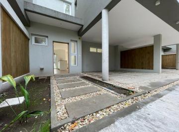 Casa · 112m² · 4 Ambientes · 1 Cochera · Venta Duplex de Tres Dorm. en City Bell