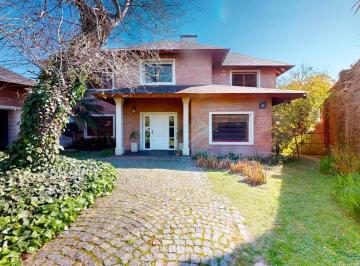 Casa · 483m² · 8 Ambientes · 2 Cocheras · Venta Casa de Categoria con Parque y Pileta en Gonnet