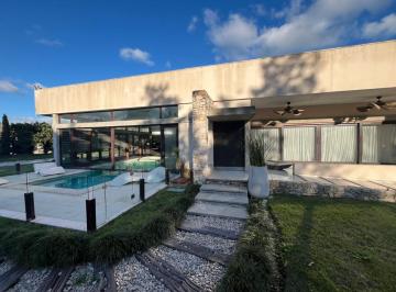 Casa · 400m² · 4 Ambientes · 1 Cochera · Venta Casa en Brandsen con Pileta Interior y Experior