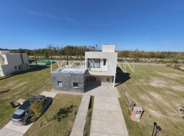 Casa · 196m² · 5 Ambientes · 3 Cocheras · Casa en Venta Barrio Santa Ana | Villanueva | Pileta Permuta