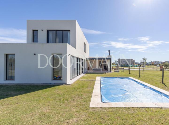 Casa · 196m² · 5 Ambientes · 3 Cocheras