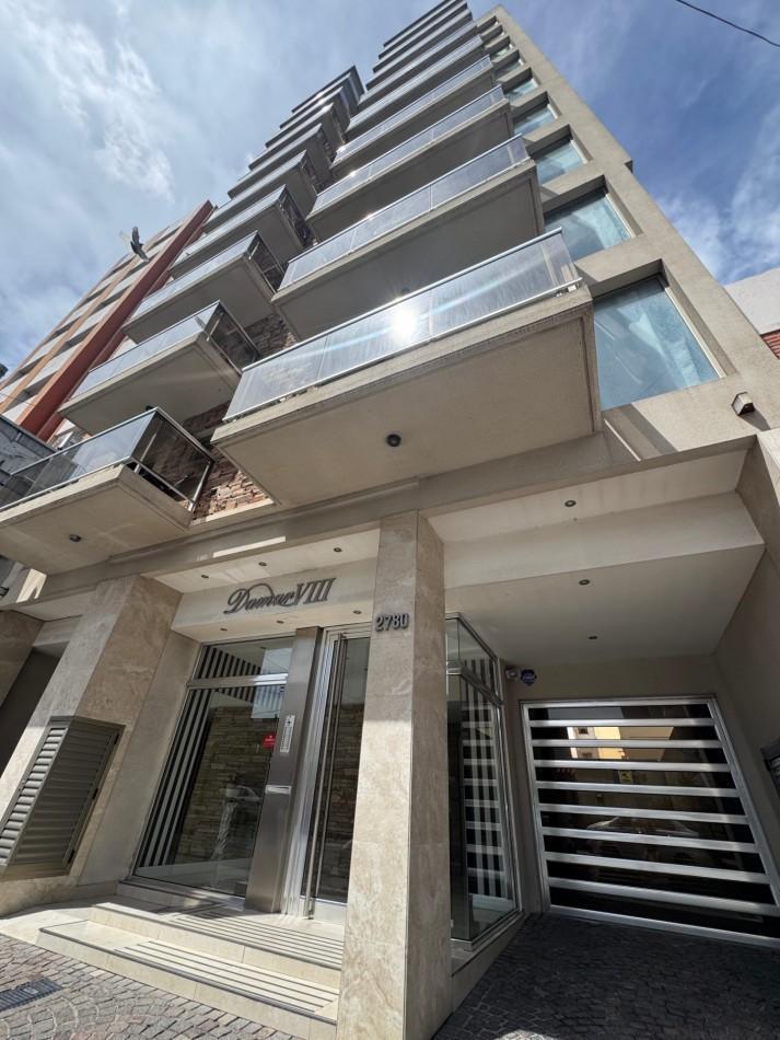 Exclusivo semipiso ubicado en el corazón de La Perla. El mismo cuenta con cocina comedor integrada con barra desayunadora, espacio de lavadero, balcón saliente a la calle con vista parcial al mar, toi