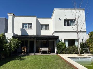 Casa de 6 ambientes, San Isidro · Muy Linda y Funcional. Excelente Estado