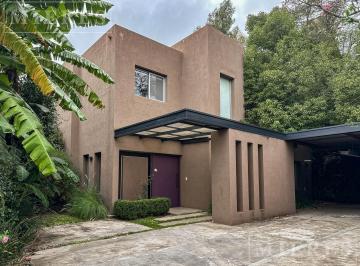 Casa · 250m² · 4 Dormitorios · 6 Cocheras · Muy Linda Casa en Venta en Las Lomas - Santa Rita