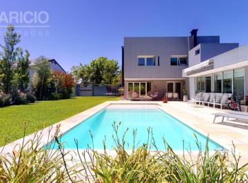Casa · 350m² · 4 Dormitorios · 2 Cocheras · Casa de 4 Dorm. en Venta en Manuel B Gonnet