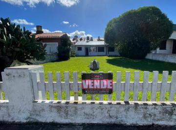 Casa · 300m² · 2 Dormitorios · 1 Cochera · Chalet en Venta Ubicacion Privilegiada en Santa Clara del Mar
