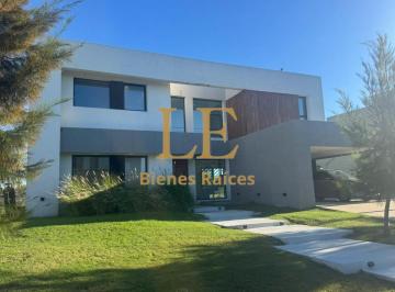 Casa · 270m² · 5 Ambientes · 6 Cocheras · Venta Casa en El Naudir