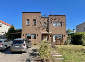 Casa · 165m² · 5 Ambientes · 4 Cocheras · Encantadora Casa en Venta y Alquiler con Todas Las Comodidades en El Barrio Los Sauces, Nordelta.